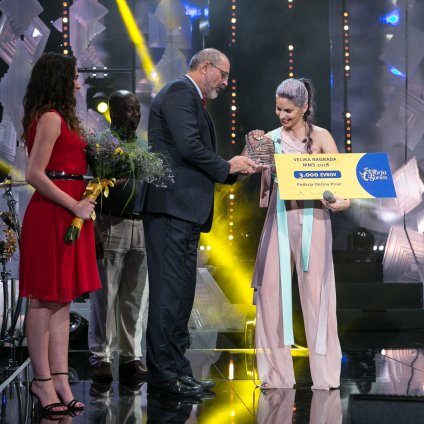 Podelitev nagrade zmagovalki 38.festivala MMS Leii Sirk: Igor Kadunc, gen.dir. RTV Slovenija.